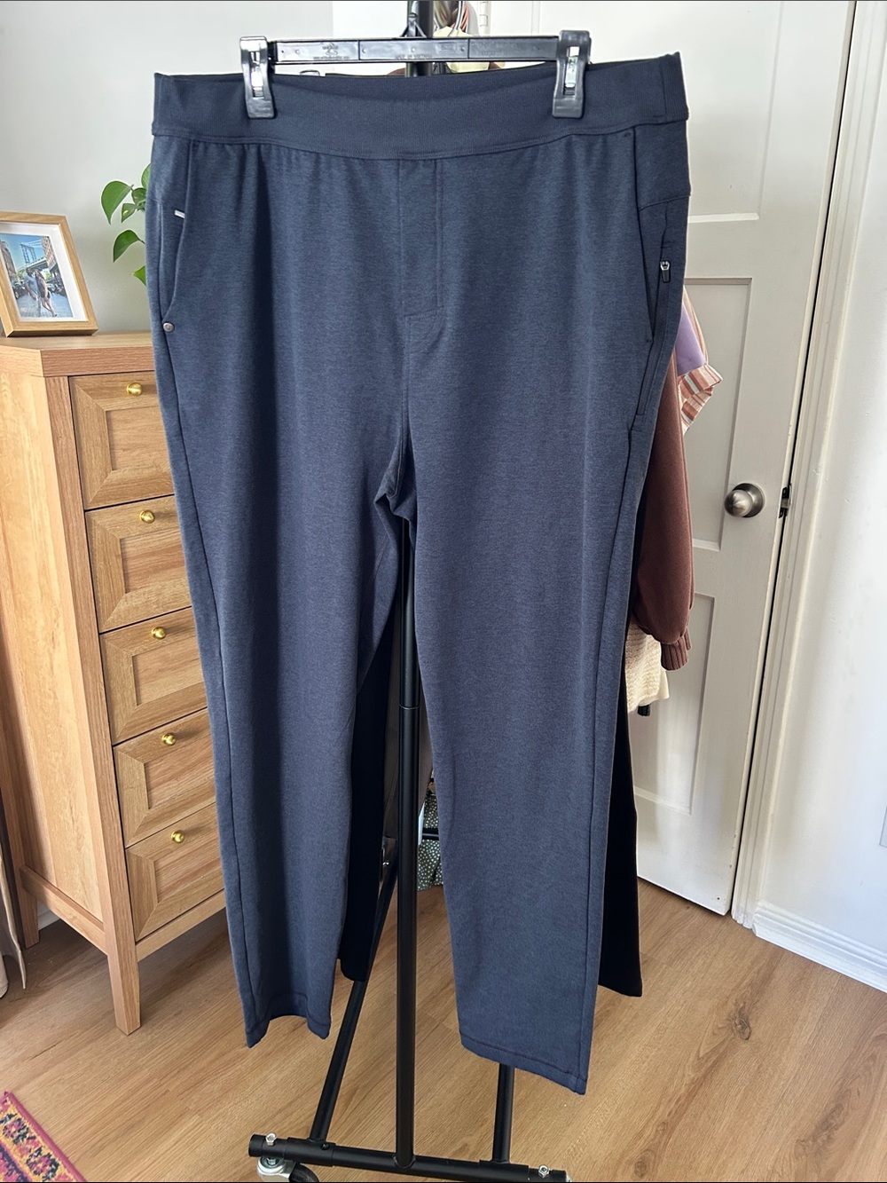 Vuori Men’s Sweat Pants. Size XL. 30” inseam. Navy. Excellent condition.